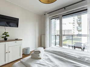 Tabla de planchar con plancha, wifi y ropa de cama