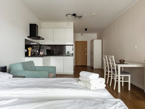 Tabla de planchar con plancha, wifi y ropa de cama