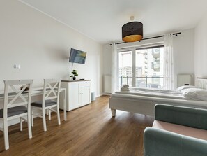 Iron/ironing board, WiFi, bed sheets