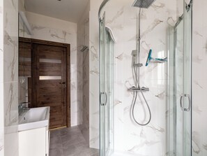 Een douche, gratis toiletartikelen, een haardroger, handdoeken