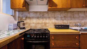 Refrigerador, horno, parrilla de estufa y cafetera y tetera