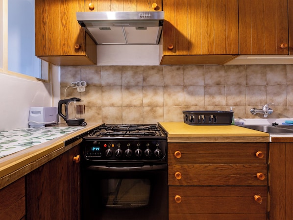 Refrigerador, horno, parrilla de estufa y cafetera y tetera 