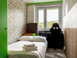 Tabla de planchar con plancha, wifi y ropa de cama 