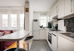 Fridge, microwave, oven, stovetop