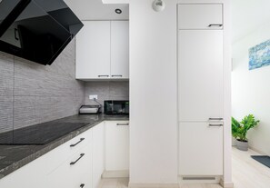 Réfrigérateur, four à micro-ondes, un four, surface de cuisson