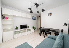 TV - Marywilska Apartment with Garden (Warszawa)