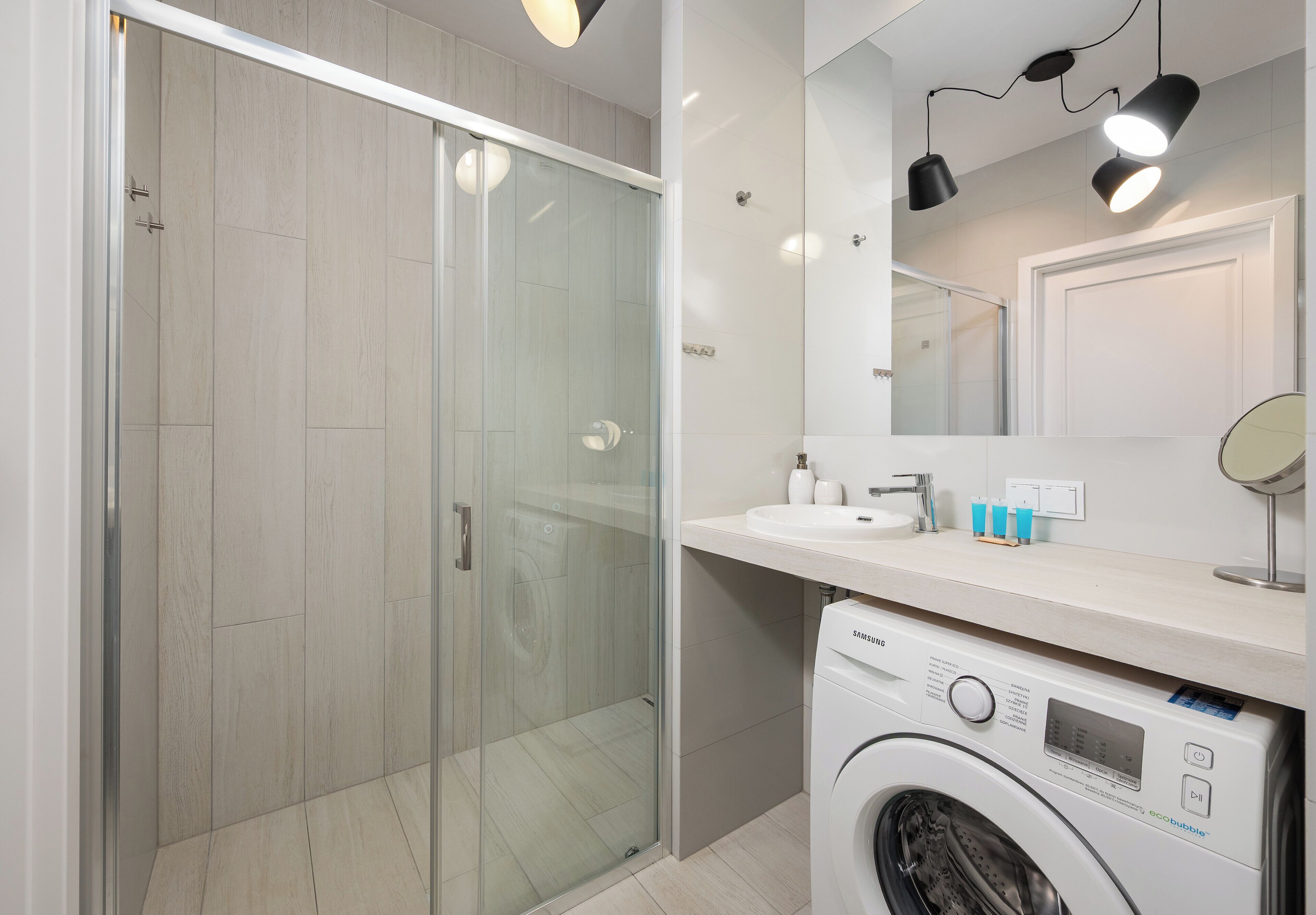 Shower, hair dryer, towels