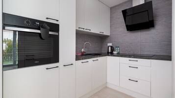 Frigorífico, microondas, horno y placa de cocina