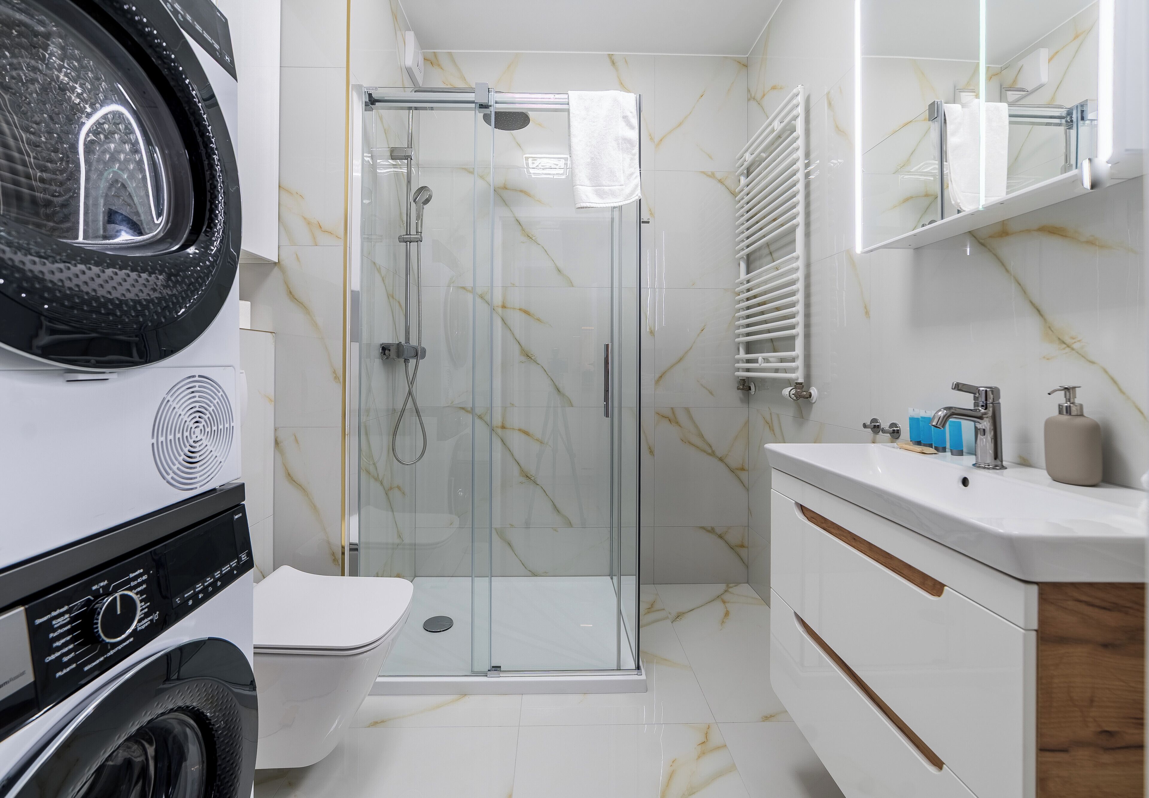 Shower, hair dryer, towels