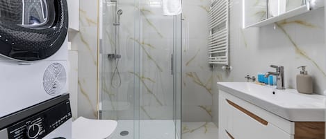 Dusche, Haartrockner, Handtücher
