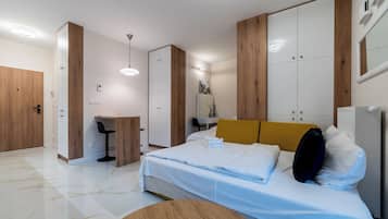 Iron/ironing board, WiFi, bed sheets