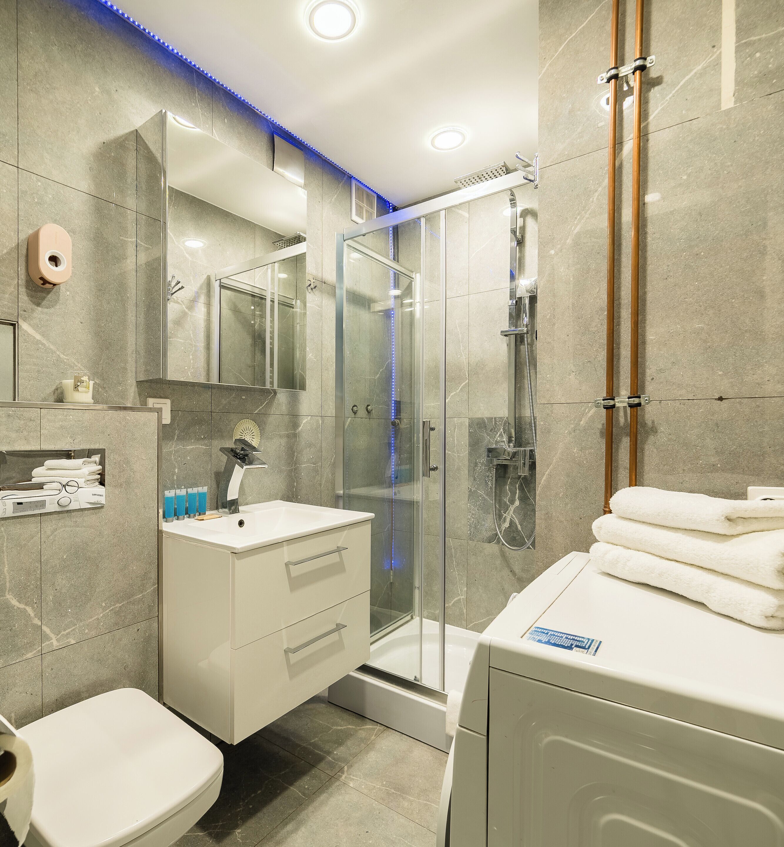 Bruser, hårtørrer, håndklæder