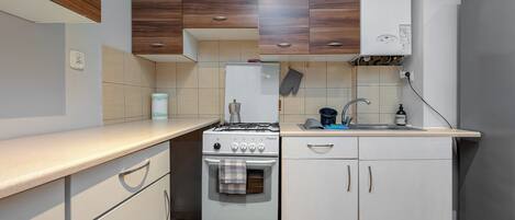 Kühlschrank, Mikrowelle, Ofen, Herdplatte