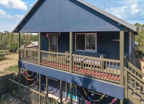 Un bâtiment à deux étages doté d’un balcon et d’un patio couvert.