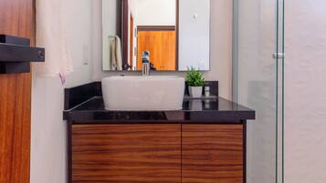 Deluxe Apartment | Bathroom