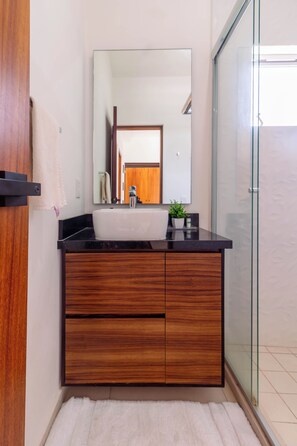 Deluxe Apartment | Bathroom