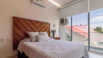 Deluxe Apartment | Iron/ironing board, free WiFi