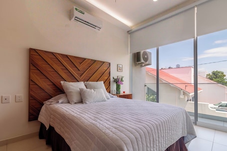 Deluxe Apartment | Iron/ironing board, free WiFi