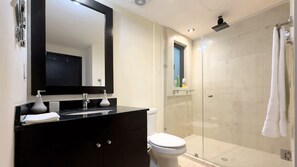 Dusche, Haartrockner, Handtücher, Seife
