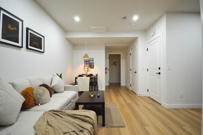 TV - CASA BOHO I Cozy Boho Retreat in NW Calgary (Calgary)