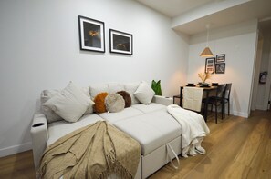 TV - CASA BOHO I Cozy Boho Retreat in NW Calgary (Calgary)