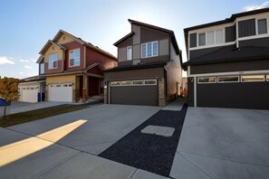 Exterior - CASA BOHO I Cozy Boho Retreat in NW Calgary (Calgary)