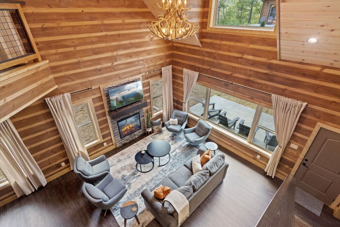 Télévision, cheminée, livres