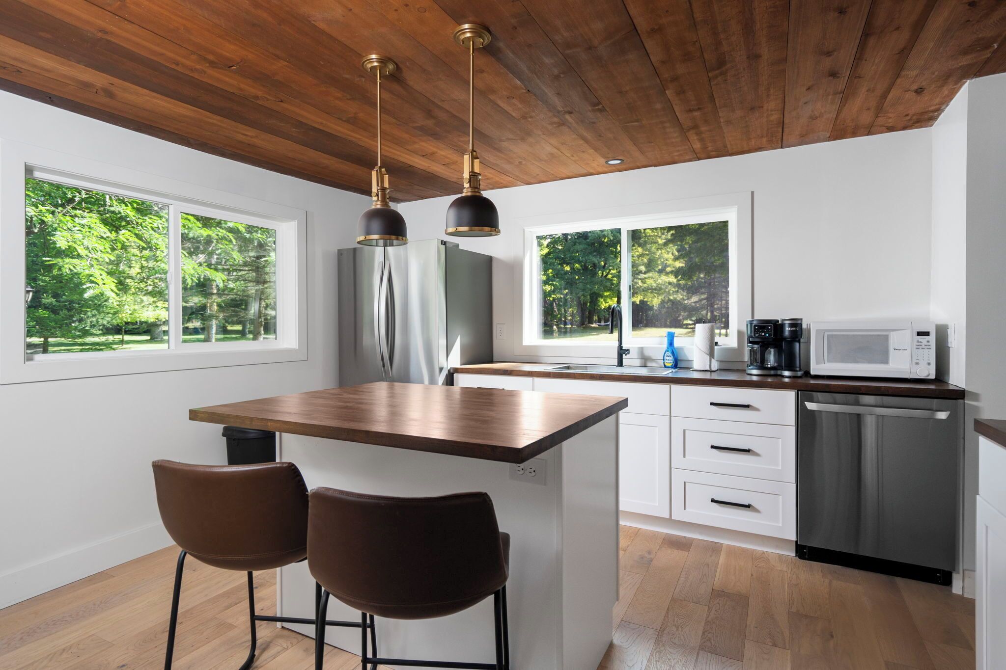 Jääkaappi, mikroaaltouuni, uuni, liesi