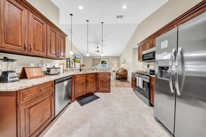 Kjøleskap, mikrobølgeovn, ovn og kokeplater