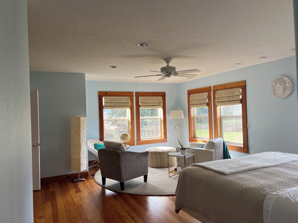 4 bedrooms, iron/ironing board, Internet, bed sheets