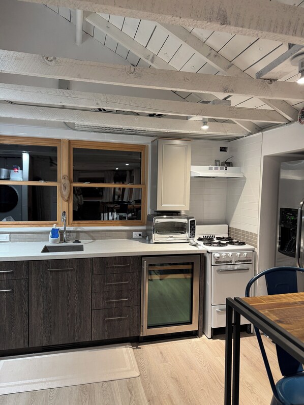 Réfrigérateur, micro-ondes, four, plaque de cuisson