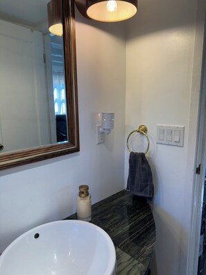 Douche, sèche-cheveux, serviettes fournies, savon