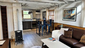 TV connectée, cheminée, livres