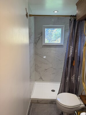 Douche, sèche-cheveux, serviettes fournies, savon