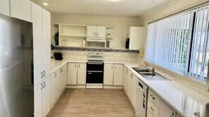 Mikrowelle, Ofen, Herdplatte, Geschirrspüler