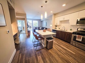 Fridge, microwave, oven, stovetop - New Upscale Luxury 1bd/1ba in OC Near Disneyland (Orange)
