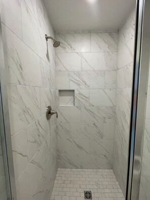 Shower, towels, toilet paper - 3-bedroom townhome in lovely Santa Rosa Beach with Golf Cart (Santa Rosa beach)