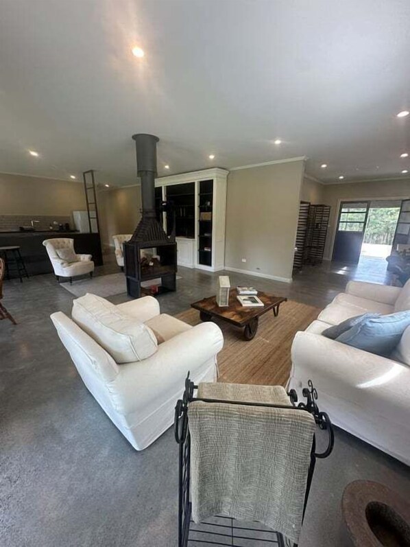 Interior - Jack's Corner - Romantic Lakeside Stay on 44 Acres (Kangaroo Valley)