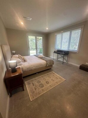 1 sovrum, skrivbord, strykjärn/strykbräda och sängkläder