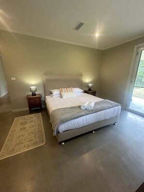 1 bedroom, desk, iron/ironing board, bed sheets - Jack's Corner - Romantic Lakeside Stay on 44 Acres (Kangaroo Valley)