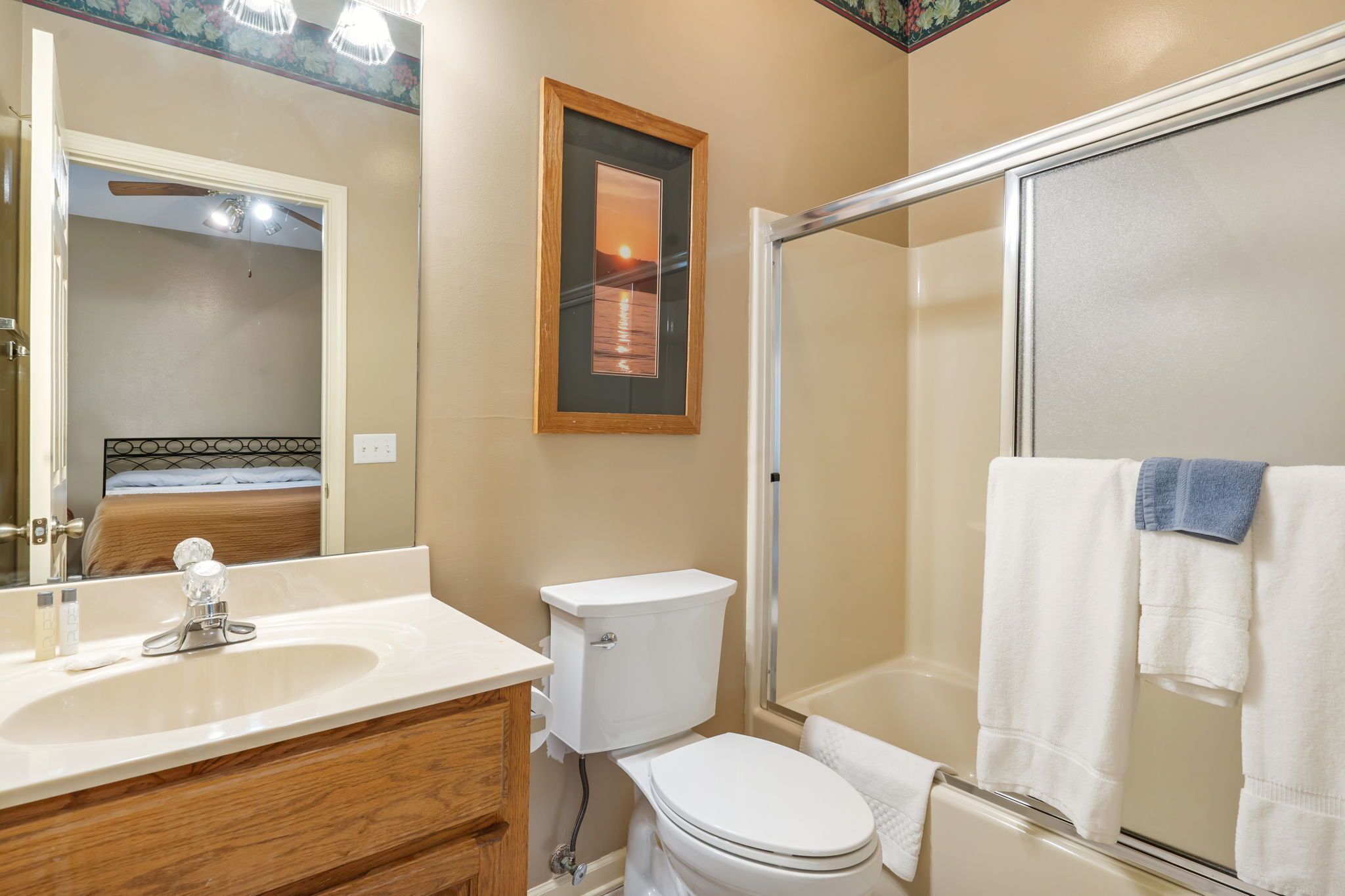 Een badkamer met een wastafel, toilet en douche.