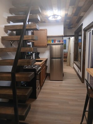 Køleskab, mikrobølgeovn, ovn, kogeplade