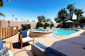 A backyard with a swimming pool, a hot tub, and lounge chairs. - 4-bedroom house in tranquil Palm Springs with Mountain View's and a pool (Palm Springs)