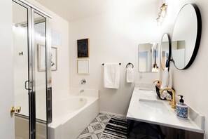 Haartrockner, Handtücher, Seife, Toilettenpapier