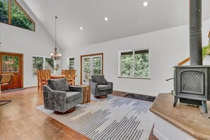 Interior - Home in Nature - Full kitchen - Sleeps 10 (Three Rivers)