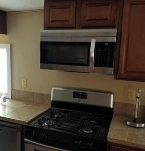 冰箱、微波炉、烤箱、炉灶