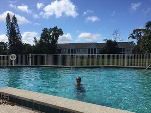 Utomhuspool och uppvärmd pool