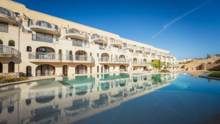 Qala Skyview Penthouse Pool Sunsets BBQ Area