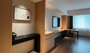 Standaard eenpersoonskamer, uitzicht op stad | Een kluis op de kamer, verduisterende gordijnen, geluiddichte muren