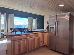 Fridge, microwave, oven, stovetop - New Listing-Cozy Mountain Escape w/ Mountain View (Arden)
